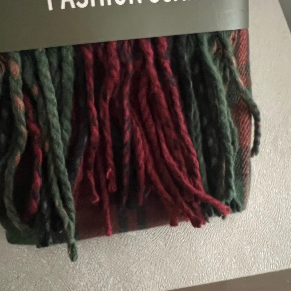 Eddie Bauer Men's Plaid Scarf in Green and Red. 72